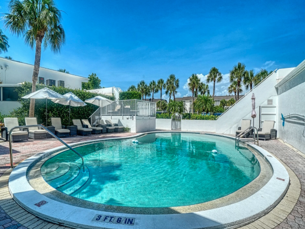 Charming Vacation Rental on Longboat Key. Call Today.